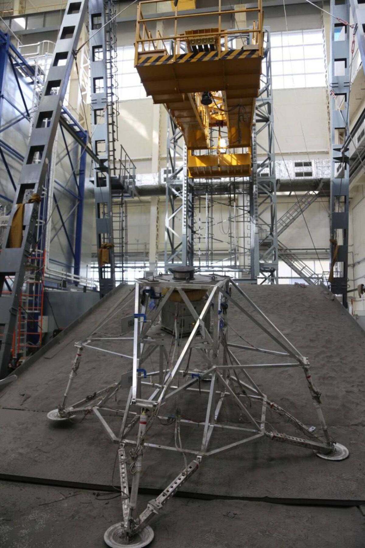 «Роскосмос» завершил испытания модели посадочного аппарата «Луна-27» Последние испытания модели посадочного аппарата «Луна-27» завершили цикл проверок, подтвердив работоспособность устройства. Аппарат также тестировался с моделированием лунной гравитации и контакта с грунтом-аналогом. Ранее Генеральный директор госкорпорации «Роскосмос» Дмитрий Баканов рассказал о планах запустить шесть автоматических аппаратов для дистанционных и контактных исследований естественного спутника Земли. Среди них будут орбитальные «Луна-26» и «Луна-29», а также посадочные модули «Луна-27» №1 и №2, «Луна-28» и «Луна-30». Сроки их пуска глава «Роскосмоса» не обозначил.