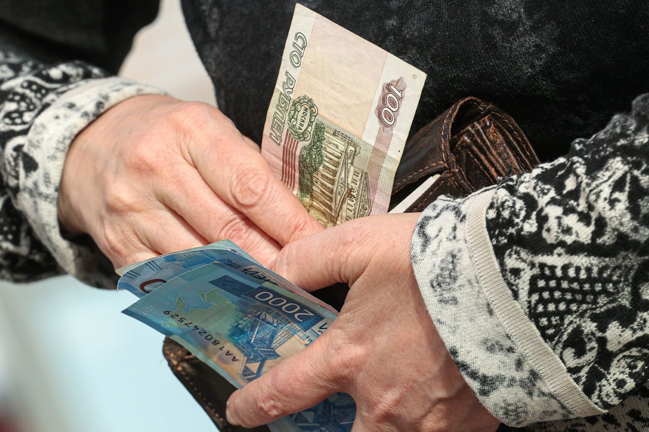 Названы категории пенсионеров с увеличенными выплатами 12 января ГАЗЕТА Повышенную надбавку к пенсии в России получают граждане старше 80 лет а также инвалиды первой группы Об этом РИА Новости сообщил депутат Госдумы Каплан Панеш ЛДПР По его словам для этих категорий пенсионеров предусмотрен двойной размер фиксированной выплаты В настоящее время сумма составляет 19 169 38 рубля после чего к ней могут применяться районные коэффициенты при наличии соответствующего права Панеш также уточнил что с 1 января 2026 года установлена дополнительная надбавка на уход в размере 1 413 86 рубля Кроме того депутат отметил что при наличии иждивенцев пенсионерам положена прибавка к фиксированной выплате За каждого иждивенца начисляется по одной трети однако учитывается не более трех человек