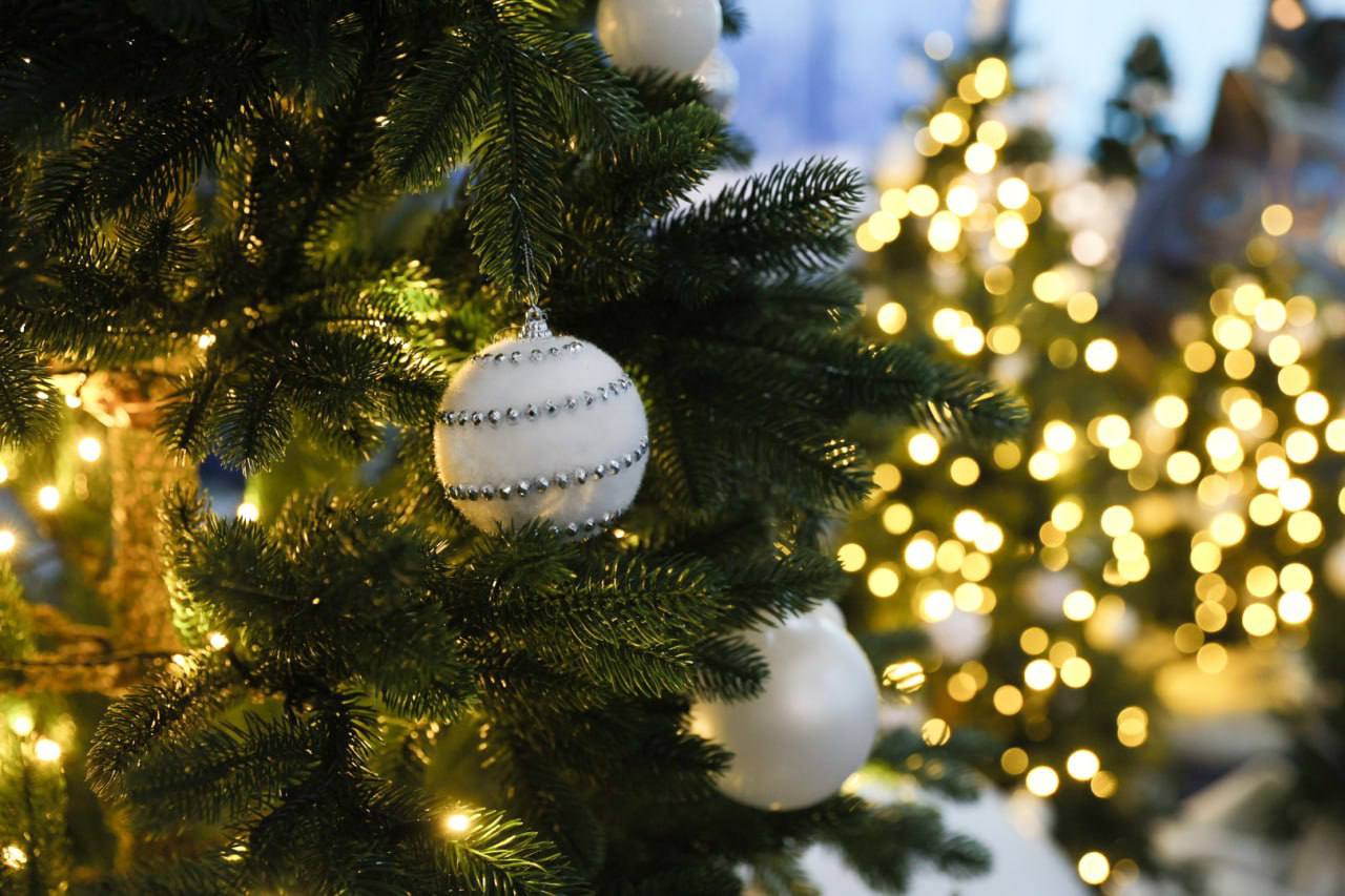 На Кубани более 100 тысяч детей из нуждающихся семей получат новогодние подарки Глава Краснодарского края Вениамин Кондратьев рассказал что в этом году особое внимание уделили созданию праздничной атмосферы для детей Более 100 тыс ребят из семей которые нуждаются в особой поддержке получат сладкие новогодние подарки Они предназначены для детей из многодетных и малообеспеченных семей ребят с ограниченными возможностями здоровья а также для детей бойцов СВО Как пояснил руководитель региона пышных торжеств и массовых народных гуляний по понятным причинам в крае не проводится Однако чтобы порадовать самых юных жителей в каждом муниципалитете организованы праздничные спектакли и интерактивные представления с Дедом Морозом губернаторКубани Телеканал Краснодар в MAX