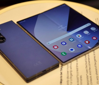 Android Headlines показал на фото смартфон Samsung Galaxy Z Fold6 Special Edition  В обозримом будущем Samsung расширит свой ассортимент складных смартфонов еще одной моделью. Она будет называться Galaxy Z Fold6 Special Edition и получит несколько улучшений относительно базовой версии. Ранее считалось, что аппарат выйдет на рынок как Galaxy Z Fold6 Slim или Galaxy Z Fold6 Ultra.  Читать далее