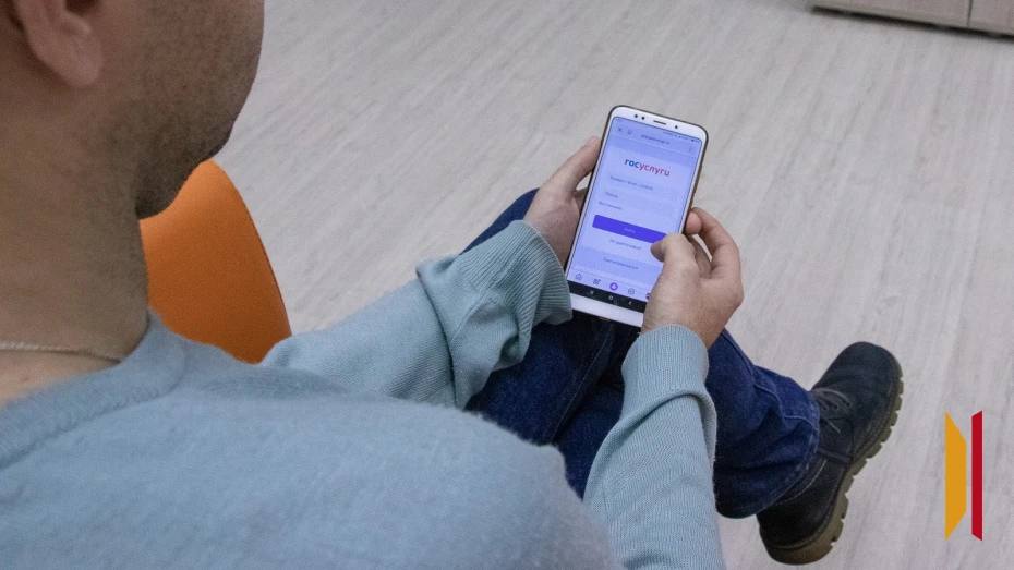 Воронежцам напомнили о льготах для предпенсионеров Воронежцы которым до выхода на страховую пенсию осталось менее пяти лет имеют право на льготы для предпенсионеров Они действуют на федеральном и региональном уровнях Среди федеральных мер поддержки  освобождение от уплаты земельного и имущественного налога на один объект участок квартиру дом гараж  два оплачиваемых рабочих дня в год для прохождения диспансеризации с сохранением зарплаты  защита от увольнения и отказа в приеме на работу по причине возраста  повышенное пособие по безработице при постановке на учет в центре занятости в течение года  возможность пройти профессиональное переобучение Региональные льготы устанавливаются субъектами РФ и могут отличаться Среди них бесплатный или льготный проезд скидки на лекарства и услуги ЖКХ освобождение от транспортного налога и другие меры поддержки Мы всегда на связи в Max