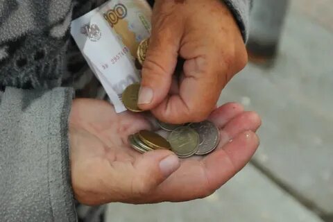В Самарской области задумали поднять тариф за капремонт Минимальный размер взноса может вырасти почти на 40 В Самарской области хотят поднять тариф на капремонт общего имущества в многоквартирных домах Согласно опубликованному проекту постановления правительства региона с 2026 года минимальный размер взноса увеличится на 38 3 Документ проходит антикоррупционную экспертизу Предусматривается что тариф для жителей домов до пяти этажей включительно вырастет с 8 63 руб с кв м до 11 93 руб а в шестиэтажных домах и выше увеличится с 9 93 рубля до 13 73 рубля В пояснительной записке к проекту постановления делается вывод что предлагаемый минимальный размер взноса на капремонт соответствует критерию доступности для граждан В документе есть ссылка на расчеты ООО Центр по ценообразованию в строительстве в которых необходимый размер взноса на 2026 год больше и составляет 15 48 рубля и 15 45 рубля соответственно О готовящемся повышении заговорили ещё в марте на заседании комитета по ЖКХ Самарской губернской думы С инициативой выступил глава профильного министерства Виталий Брижань О том что в регионе планируют увеличить минимальный размер взноса на капитальный ремонт стало известно в середине ноября 2024 года Соответствующий проект постановления был опубликован министерством энергетики и ЖКХ региона Из документа следовало что размер взноса может вырасти на 5 7 Постановление должно было вступить в силу с 1 января 2025 года В декабре 2024 года глава правительства региона Михаил Смирнов сообщил что к вопросу индексации вернутся после обследования домов Также он заявил что размер взносов на 2025 год увеличивать не будут Сообщалось что власти планируют отстранить недобросовестных подрядчиков от работы с фондом капремонта и пересмотреть расценки на работы приведя их к реалиям рынка По словам главы регионального правительства были приняты первые кадровые решения как база для построения нормально работающей системы