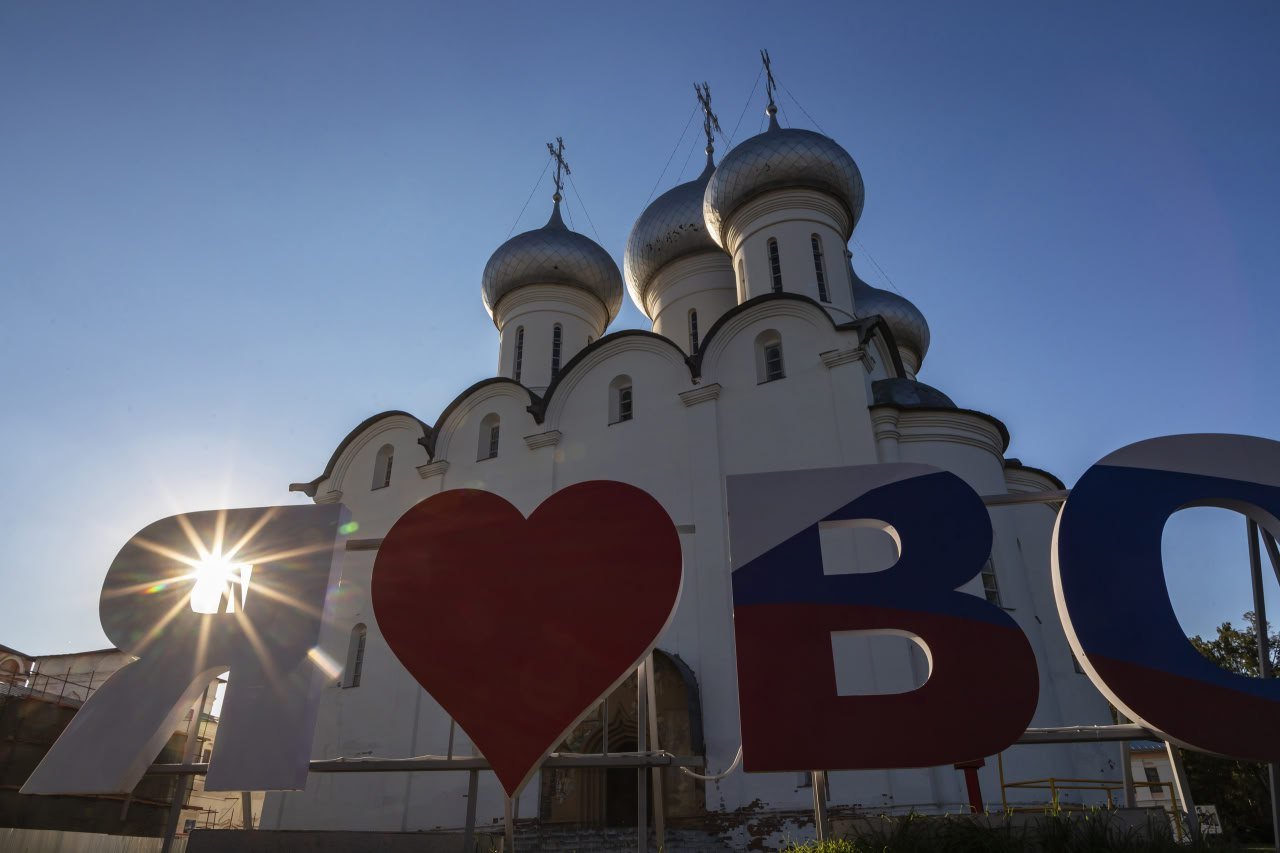 Вологда включена в перечень исторических поселений федерального значения  Соответствующий документ был зарегистрирован в Министерстве Юстиции Российской Федерации.  Присвоение городу статуса исторического поселения федерального значения позволит претендовать на дополнительное федеральное финансирование для восстановления ОКН, а также расширяет допустимые требования к градостроительным регламентам.  Ранее в перечень исторических поселений федерального значения входили только три населенных пункта Вологодской области — города Великий Устюг, Белозерск и Тотьма.  «Новый статус открывает для областной столицы дополнительные возможности в сфере восстановления и сохранения объектов культурного наследия, а также развития архитектуры», - отметил глава региона Георгий Филимонов.   Правительство Вологодской области