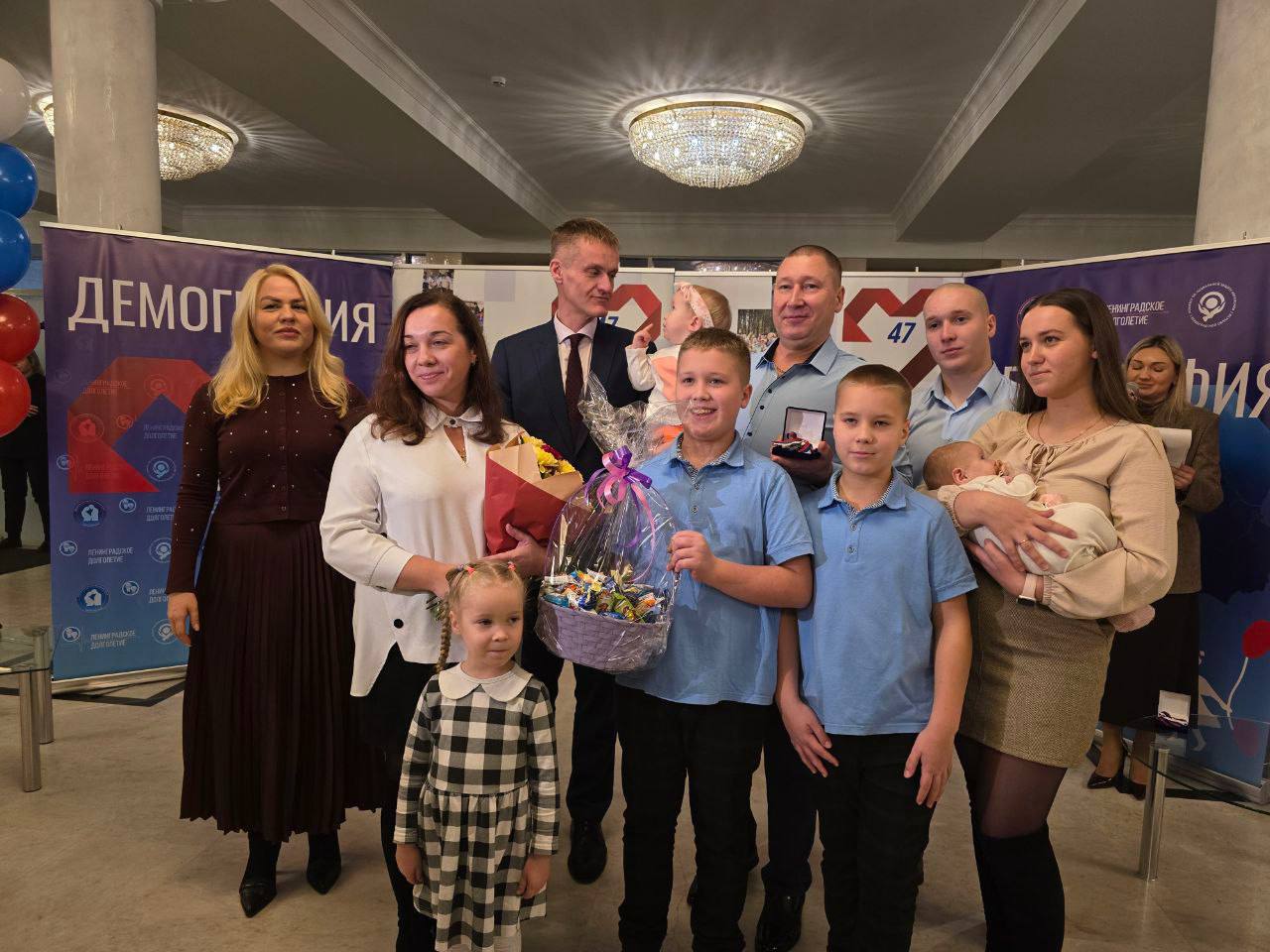 В правительстве Ленобласти сегодня в торжественной обстановке 11 многодетным семьям вручили ключи от комфортабельных микроавтобусов Для семей где шесть и более детей это отличный подарок Приятным бонусом еще идет комплект зимней резины и ОСАГО  Александр Дрозденко во время осмотра автомобилей также рассказал что с 1 января 2026 года в Ленобласти введут новую меру поддержки для многодетных семей с 6 и более детьми Теперь они смогут сами выбрать получить микроавтобус или равный по сумме сертификат на улучшение жилищных условий В этом году мы советовались с многодетными семьями и часть семей сказала что у них уже есть автомобиль или даже бывает в семье два автомобиля поэтому третий не всегда нужен Сказали подыскать иные варианты поддержки Мы решили что введем новые меры поддержки предоставим семье выбор либо автомобиль повышенной проходимости либо замена равная стоимости автомобиля а сегодня это не менее 3 млн рублей на улучшение жилищных условий Правильней когда государство идет навстречу семье и решает наиболее насущные вопросы P S  В этом году новые микроавтобусы получили 22 ленинградские многодетные семьи На эти цели из регионального бюджета было выделено почти 69 млн рублей На сегодня статус многодетных уже получило более 27 тыс семей в которых воспитываются более 91 тыс детей И работа в этом направлении продолжается