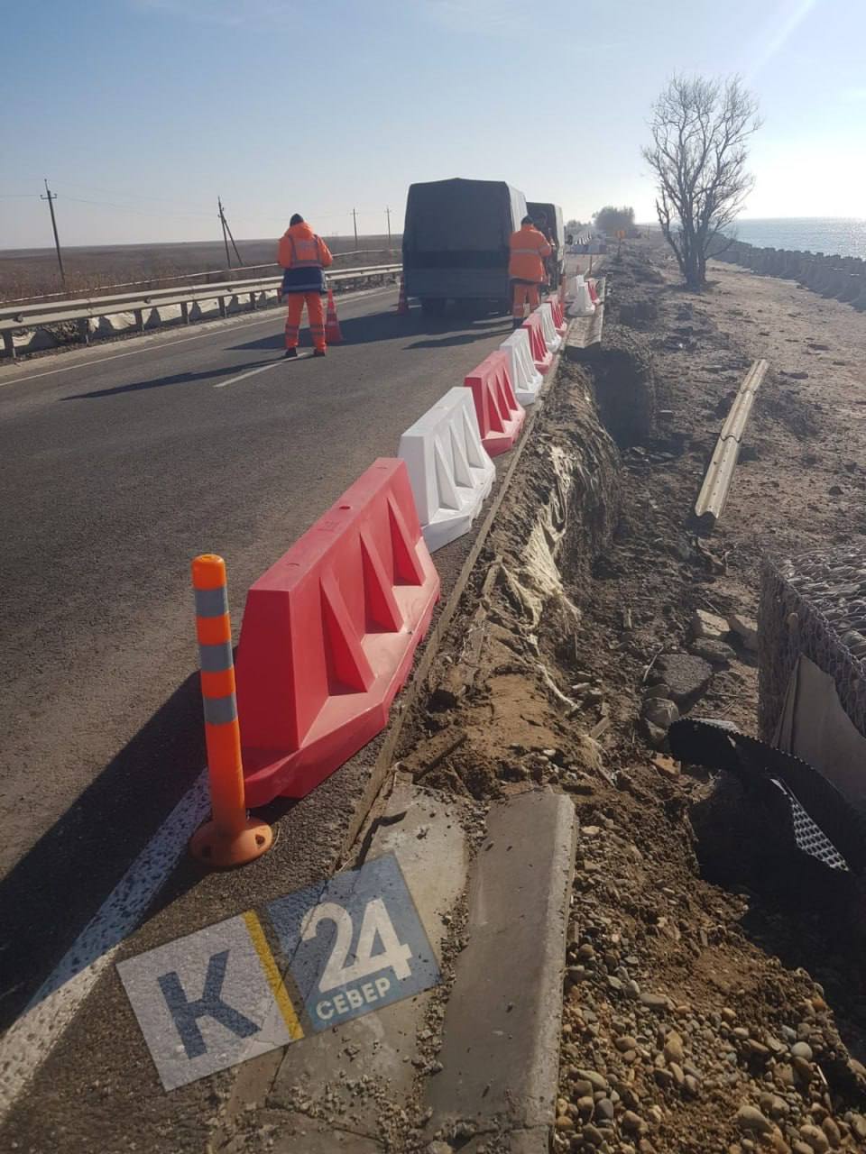 В Ейском районе отремонтируют участок дороги на Ясенскую Переправу.   ⏺По данным Министерства транспорта и дорожного хозяйства Краснодарского края, сейчас подбирают подрядчика, который устранит разрушения автодорожного полотна после шторма.     Пострадавший участок был огорожен.