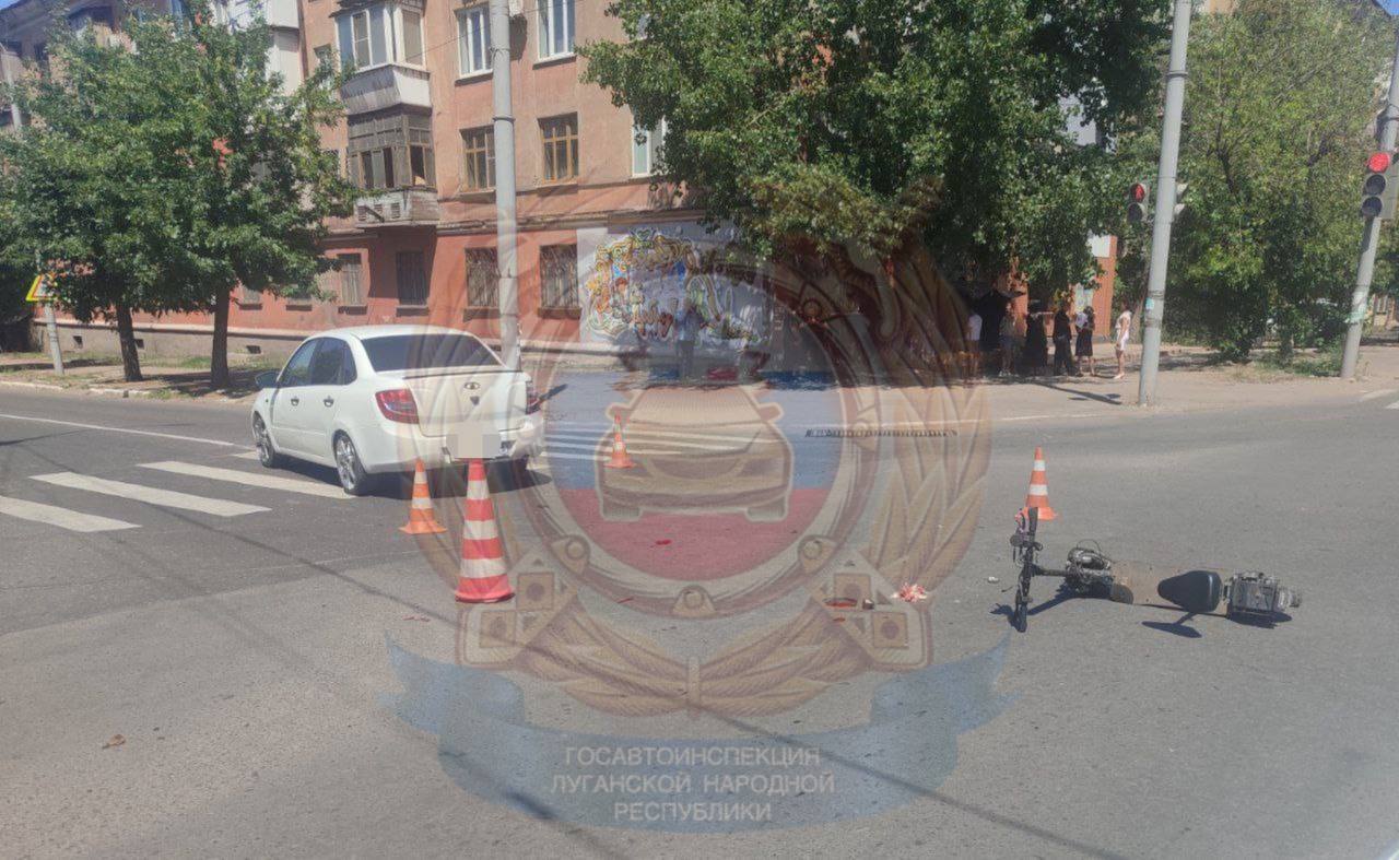 В Алчевске сотрудники полиции проводят проверку по факту ДТП с участием несовершеннолетнего водителя электросамоката 30 июля 2025 года примерно в 12 часов 50 минут на перекрестке улиц Фрунзе и Московская г. Алчевска произошло дорожное происшествие. Установлено, что 38-летний водитель, управляя автомобилем «Lada Granta», при повороте налево на перекрестке на зелёный сигнал светофора, не предоставил преимущество в движении электросамокату «KUGOO KIRIN М 5» под управлением 15-летнего юноши, в результате чего произошло столкновение. В момент ДТП несовершеннолетний водитель был без защитной экипировки. В результате автоаварии подросток с травмами был госпитализирован в медицинское учреждение. По факту ДТП проводится дальнейшая проверка. Госавтоинспекция призывает всех участников дорожного движения строго соблюдать ПДД! А взрослых усилить контроль за досугом детей и исключить любую возможность их доступа к управлению механическими транспортными средствами.