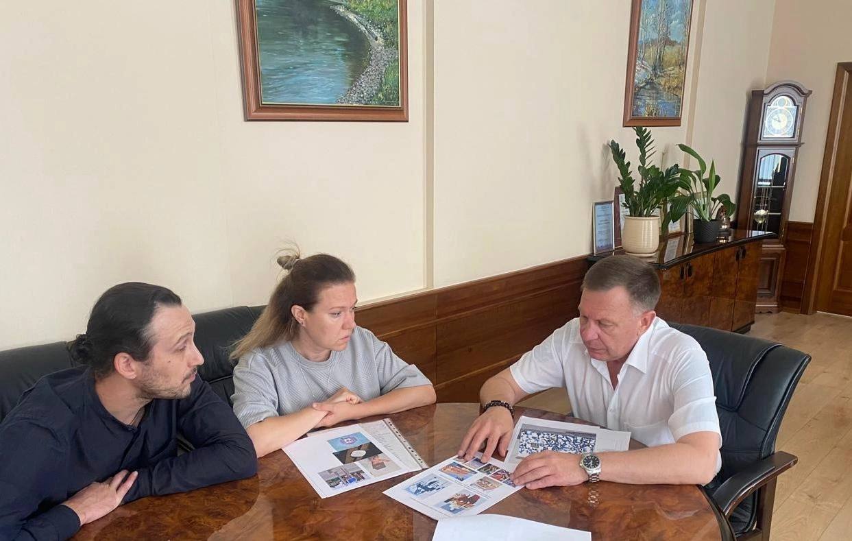 В Красноярске на Вавилова появится еще один мурал Накануне его эскиз обсуждали с руководителем администрации Кировского района Евгением Бурмистровым. Сам рисунок появится на доме на Вавилова, 41, а начало работ запланировано на сентябрь этого года. Что именно будет изображено на фасаде, пока неизвестно, об этом сообщат позже. А пока предлагаем посмотреть уже на существующие муралы правобережья. Фото: