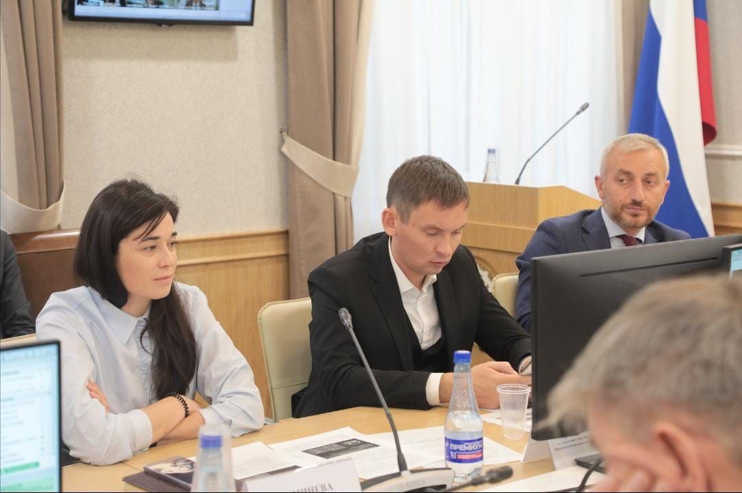 Минстрой Башкирии предложило разрешить питать квартиры от солнечных станций Министерство строительства и архитектуры Башкирии предложило разрешить генерацию электричества для квартир от солнечных электростанций С таким предложением выступил и о министра Артем Ковшов на заседании экспертного совета по строительству при Комитете Государственного собрания Курултая Представьте солнечные электростанции на зданиях которые не только украшают фасад но и генерируют чистую энергию В Уфе это уже реализуют на Умном доме Гелиос первом в России многоквартирном доме с солнечными панелями мощностью 150 кВт интегрированными в фасад С января по август этого года на объекте выработано более 61 000 кВт ч что покрывает до 30 энергопотребления летом Ковшов отметил что законодательство сегодня позволяет жилым комплексам использовать солнечную энергию исключительно для мест общего пользования По мнению и о министра изменения в законодательстве позволят не только снизить плату за электричество но и уменьшить нагрузку на городские электросети Обратная связь Подписаться Подписаться в Max