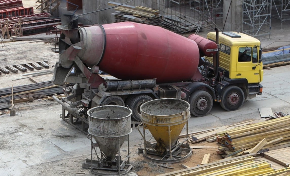 Ассоциация Сообщество потребителей энергии АСПЭ объединяет крупных промышленных потребителей включая Роснефть Сибур Русал выступила против идеи строить новые электростанции за счет авансовых платежей с рынка узнал РБК Предложение использовать авансы содержится в законопроекте О содействии инфраструктурному развитию и повышению эффективности управления в сфере электроэнергетики который Минэнерго разрабатывает вместе с отраслью в попытке снизить стоимость возведения будущей генерации и внедрить альтернативные существующим механизмы финансирования этого процесса В АСПЭ считают что бесплатные авансы не предусматривают встречных обязательств генерирующих компаний и создают риски для потребителей В качестве альтернативного варианта они предлагают рассмотреть эмиссию инфраструктурных облигаций Как предложение оценивают регуляторы и отрасль читайте в материале РБК Фото Екатерина Кузьмина РБК РБК в Telegram и MAX