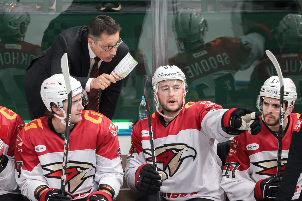 Авангард впервые за семь сезонов победил в гостях московское Динамо Московское Динамо впервые с 2018 года проиграло на своем льду омскому Авангарду в регулярном чемпионате КХЛ Игра завершилась со счетом 1 4 У хозяев гол на счету Максима Комтуа на 31 й минуте У омичей дубль оформил Майкл Маклауд 20 57 по шайбе забросили Дамир Шарипзянов 8 и Игорь Мартынов 24 В середине третьего периода Иван Зинченко и Артем Блажиевский получили по пять минут штрафа за драку В предыдущий раз Динамо проигрывало Авангарду в Москве 4 сентября 2018 года 1 5 Московский клуб проиграл третий матч подряд и занимает седьмое место в Западной конференции Авангард выиграл семь матчей подряд и идет вторым в Восточной конференции Global Look Press Подписаться на РБК Спорт