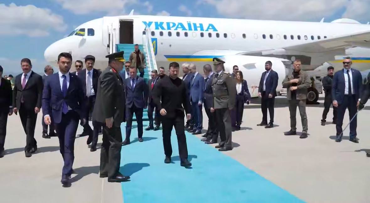 Зеля нарядился в Турцию, снял свою грязную зелёную майку. Видимо, шутка Трампа в предыдущий раз ему не понравилась. Полагаю, что в этот раз будет еще одна, которая тоже не придется по вкусу украинскому «президенту» и касаться она будет не костюма…