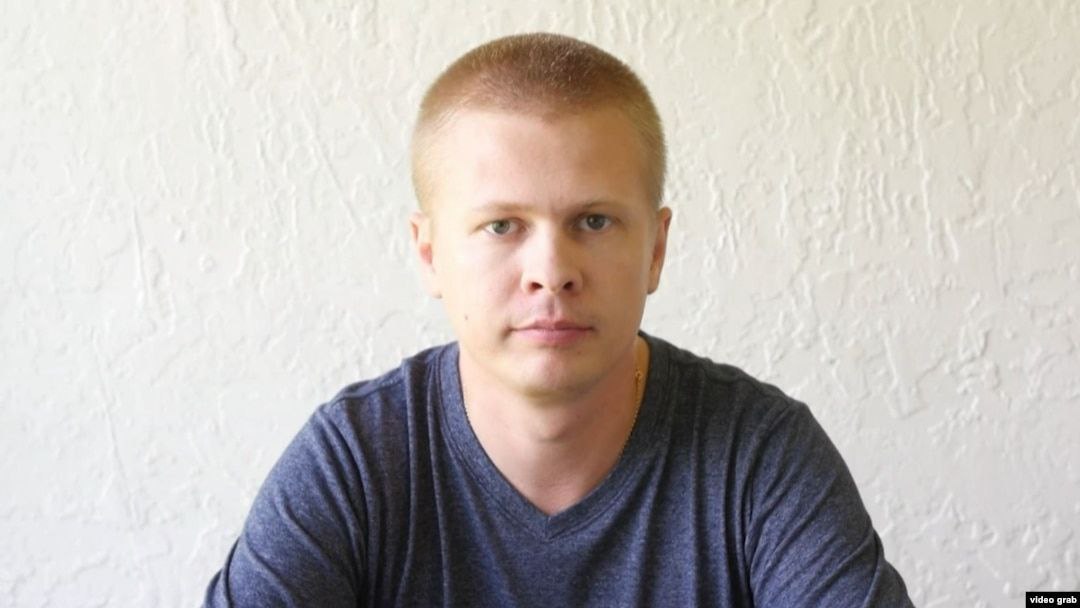 Зеленский подписал указ о введении новых санкций  Президент Украины утвердил персональные и экономические ограничения в отношении ряда физических лиц. Санкции касаются как граждан Украины, так и иностранных представителей.  В перечень попали:   Александр Богуслаев — сын экс-главы «Мотор Сич» Вячеслава Богуслаева;  Игорь Мосийчук — политик и блогер;  Ростислав Шапошников — руководитель общественной организации «Дорожный контроль».  Среди иностранных фигурантов — помощник главы Чечни Ахмед Дудаев, а также трое предполагаемых лидеров российских криминальных группировок: Сергей Лалакин  Подольская , Сергей Михайлов  Солнцевская  и Геннадий Петров  Тамбовская .