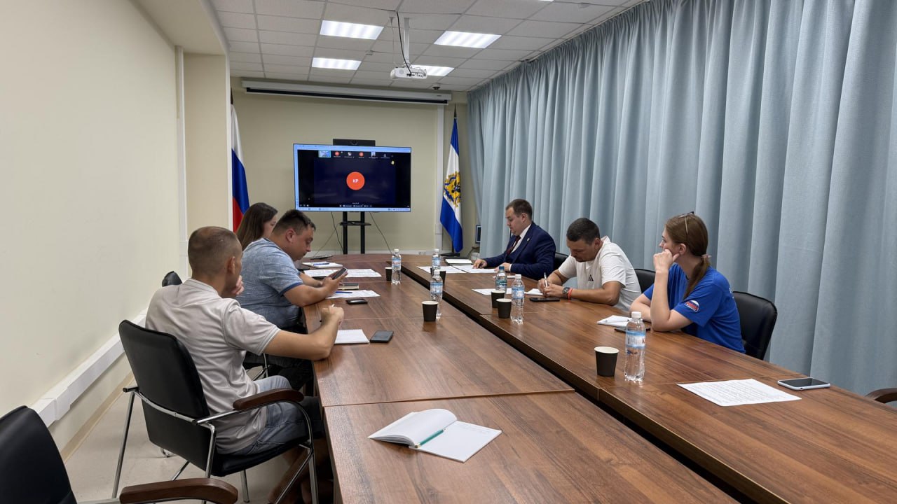 Состоялась встреча руководства Министерства молодежной политики с членами медиасообщества «Молодёжь двух морей» Состоялась встреча руководства Министерства молодежной политики с членами медиасообщества «Молодёжь двух морей» Собрание провели в формате ВКС, на котором обсудили с участниками предложения по запуску медиасообщества. Это станет значимым медиасобытием в сфере молодёжной политики Херсонской области. На организационном заседании медиасообщества к молодежи обратилась и.о. заместителя министра молодежной Дарья Крупная: «Успех медиасообщества зависит от инициативности каждого участника. Мы призываем вас не только обмениваться идеями, но и быть готовыми к их реализации, а мы уже окажем максимальную поддержку. Мы рассчитываем, что в будущем «Молодёжь Двух Морей» станет моделью эффективного взаимодействия молодёжи в медиасфере исторических регионов». В перспективе планируется реализация совместных медиапроектов, внедрение инновационных форматов и активное развитие медиапространства. Министерство молодёжной политики Херсонской области готово оказывать организационную, методическую и информационную поддержку деятельности медиасообщества. Уже создана группа сообщества, которую сопровождают наши коллеги из Молодёжного центра «Патриот». Также планируется: проведение регулярных образовательных интенсивов и онлайн-встреч; предоставление площадок для съёмок и реализации проектов; поддержка в продвижении наиболее успешных инициатив через региональные и федеральные медиа. Сообщество сформировалось в результате проведения межрегионального медиа-слёта «Новые медиа — тренд молодёжи». #Молодежь#НовыеМедиаХО #МолодёжьХерсонщины