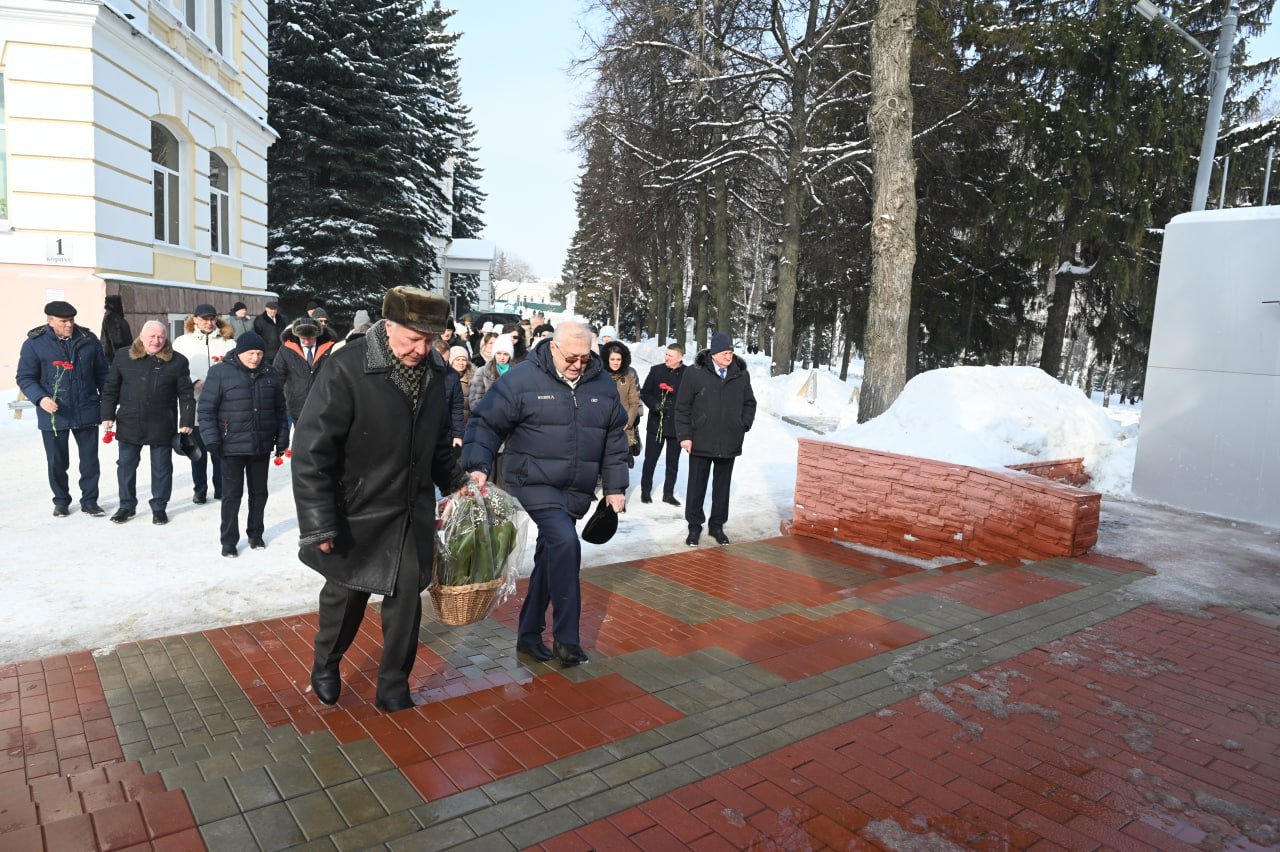 Торжественные мероприятия, посвящённые Дню защитника Отечества, начались в ПГУ с возложения цветов к мемориалу «Они сражались за Родину!».