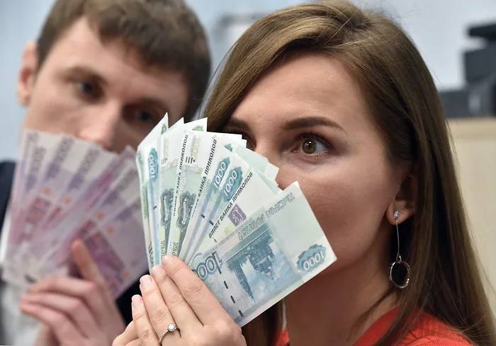 14 миллионов россиян установили самозапрет на кредиты К 1 октября 2025 года число россиян воспользовавшихся новой возможностью самозапрета на получение кредитов и займов достигло 14 миллионов человек Всего за один месяц это число увеличилось на 1 5 миллиона демонстрируя высокий спрос на защиту от нежелательных займов С момента запуска сервиса семь месяцев назад было подано 15 7 миллиона заявлений на установку ограничений При этом 1 1 миллиона из них или 7 были впоследствии отменены Подавляющее большинство граждан более 14 3 миллиона выбирают полный запрет на любые виды кредитов в то время как более 678 тысяч заявок касались ограничений на онлайн выдачи в банках и МФО Фото Ъ
