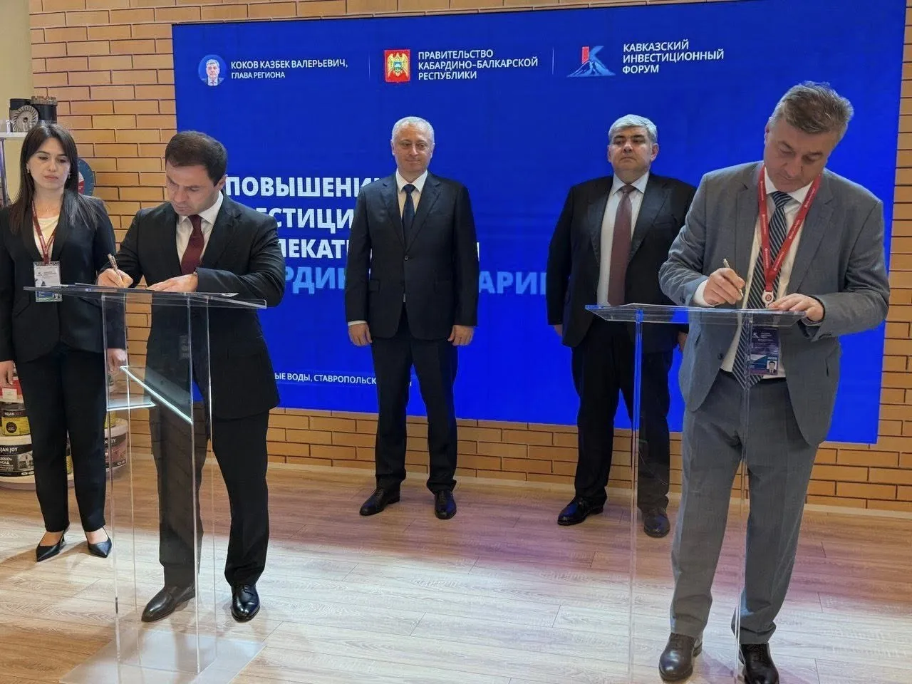 Соглашение об установлении дружественных отношений подписали Сухум и Нальчик на полях Кавказского инвестиционного форума Подписи под документом поставили глава администрации Сухума Тимур Агрба и глава местной администрации городского округа Нальчик Таймураз Ахохов На церемонии присутствовали президент Абхазии Бадра Гунба и члены правительственной делегации Стороны договорились укреплять и развивать связи на муниципальном уровне в области привлечения инвестиций в экономику двух городов торговли культуры науки образования спорта туризма и других сферах сообщила пресс служба администрации Сухума Агрба и Ахохов также обязались при взаимодействии руководствоваться положениями Договора о дружбе и сотрудничестве между Абхазией и Кабардино Балкарией от 19 мая 1995 года Переходите на Sputnik Абхазия в МАКС