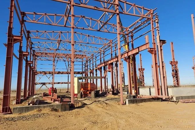 В Казахстане приступили к строительству нового газоперерабатывающего завода Возведение предприятия идет в Атырауской области с месторождения Кашаган совместно с Exon Mobil. Уже сейчас закладываются фундаменты под технологическое оборудование, возводятся производственные здания и создается необходимая инфраструктура. На новом предприятии будет создан полный производственный цикл, включающий сбор, транспортировку и разделение газа на фракции сжиженного нефтяного газа, что позволит решить проблему дефицита газомоторного топлива и нестабильности поставок СПГ на внутренний рынок. ℹ Проект играет ключевую роль в развитии внутреннего рынка Казахстана. Его цель — уменьшить зависимость от импорта газомоторного топлива и создать прочную инфраструктуру для стабильных поставок в СНГ. Ранее премьер-министр Казахстана Олжас Бектенов провел переговоры с вице-президентом компании Exxon Mobil Питером Ларденом, в процессе которых они рассмотрели основные стадии разработки месторождения. В частности, обсуждалась подготовка к началу реализации второго этапа, который предполагает существенное наращивание объёмов добычи до 2,5 млрд кубометров газа в год. Главное чтобы постройка завода не перешла в непонятный долгостроющийся проект, как это произошло в ситуации с Eni и Shell которые решили повысить стоимость проекта и затянуть сроки. #Казахстан #США