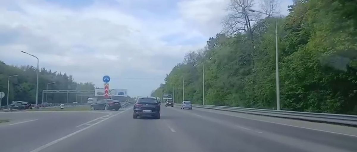 В Воронеже на трассе около Олимпика лихач спровоцировал ДТП и сам улетел в кювет Читатель «ВН» через сервис «Дежурный по новостям» поделился кадрами аварии произошедшей сегодня, 3 мая на трассе около Олимпика. На кадрах видно, как водитель внедорожника выезжает с обочины, подрезая автомобиль в правом ряду и улетает на большой скорости вперед. Через несколько километров видно, как горе-лихач оказался в кювете, снеся отбойник и зацепив соседний автомобиль. Данных о пострадавших нет. Редакция «ВН» запросила в полиции комментарии. ↗ Прислать новость Подписаться