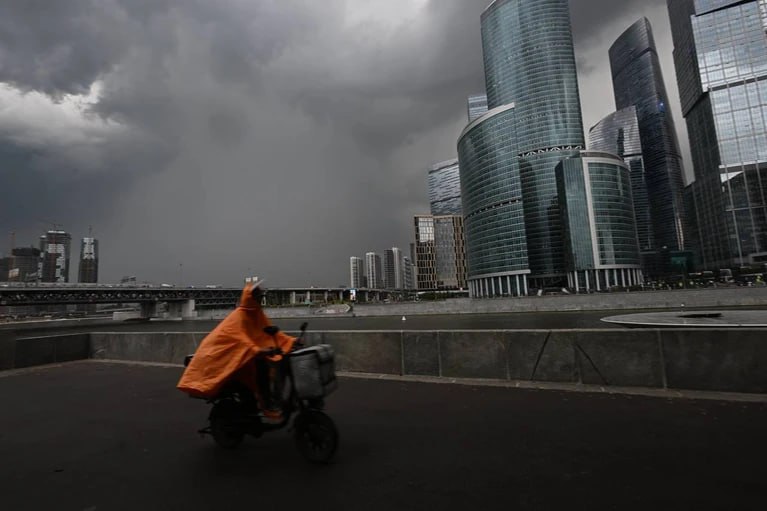 Грозы, ливни, шквалы и град: на Москву снова обрушится "тропическое" ненастье Тропические ливни с громом и молниями уже несколько дней льют в Москве и области. Ненастье грозит столице и во вторник, и в среду, 15 и 16 июля, предупредили в Гидрометцентре России. Как и в минувшие дни, ожидаются короткие, но мощные ливни с грозами, иногда с градом, и со шквалистыми порывами ветра до 20 м/с а это уже штормовая скорость! . И опять очень локально - каким-то районам достанется по полной программе, в других будет сухо и тихо. Все зависит от того, где именно сформируется кучевое облако. В диаметре такие облака небольшие, а в высоту достигают 13-15 км. По расчетам центра “Фобос”, в эпицентрах ненастья может вылиться до 42 мм осадков за сутки 15 июля, то есть почти половина месячной нормы. А 16 июля - еще до 30 мм, или по три ведра воды на каждый квадратный метр.