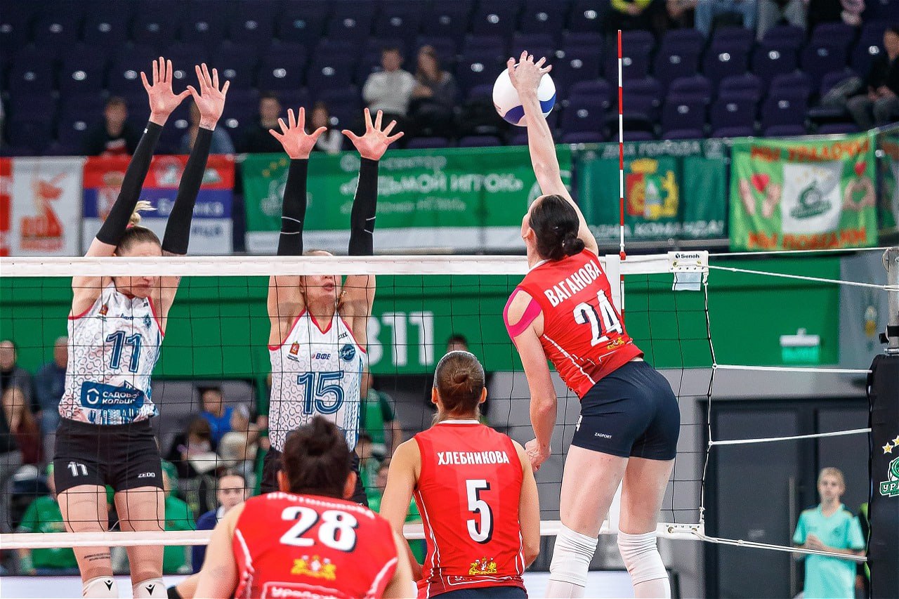 Уралочка обыграла бронзового призера чемпионата России Победа позволила свердловской команде подняться на четвертую позицию впереди только гранды российского волейбола казанское Динамо Ак Барс и калининградский Локомотив а также Омичка Следующий матч свердловская команда проведет на выезде 19 октября Уралочка с Протоном Подробнее читайте на сайте Областной газеты Волейбольный клуб Уралочка Подписаться на ОГ Прислать новость Поддержать канал