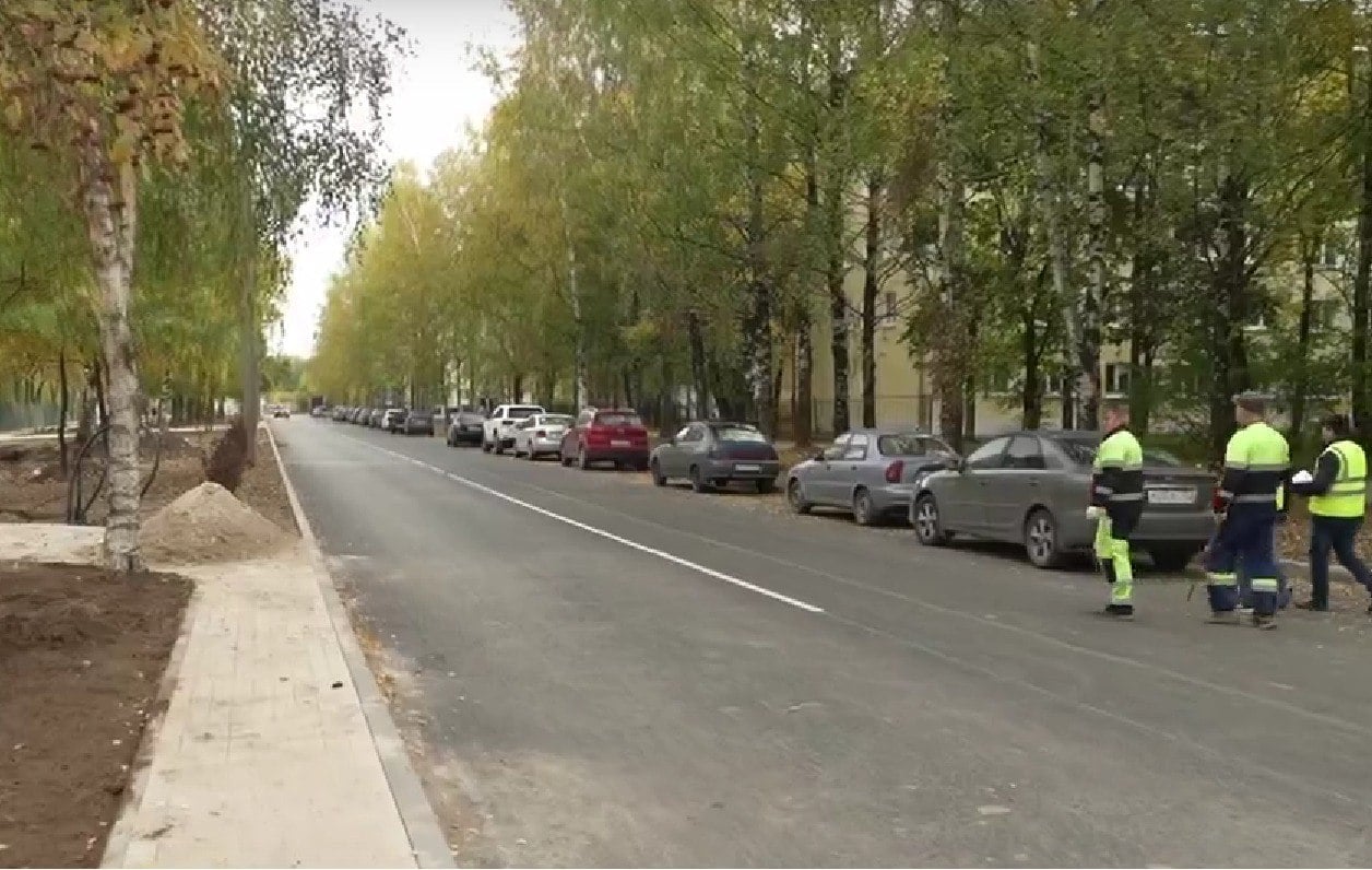 Ремонт дороги на улице Ильюшина в Вологде полностью завершен  Городской техконтроль проводит тщательную проверку выполненных работ. Специалисты фиксируют уровень уклонов, ширину проезжей части и линий разметки, правильность установки бортового камня.  Как сообщил и.о. мэра Вологды Андрей Накрошаев в своих соцсетях, особое внимание уделяют проверке работы ливневой канализации. Колодцы на этом участке дороги прочищены, уклон нового асфальтового покрытия правильный, вода с поверхности уходит быстро.  Здесь уже уложено два слоя нового асфальта, заменено более двух тысяч метров бортовых камней. Работы выполнены на средства, выделенные по решению губернатора области Георгия Филимонова.