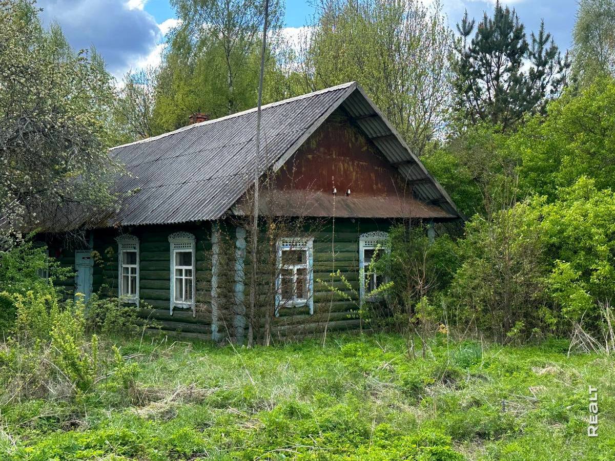 Купить пустующий домик в деревне станет еще проще Александр Лукашенко сегодня подписал Указ О совершенствовании порядка продажи сельскохозяйственными организациями жилых помещений Теперь приобрести пустующую деревенскую хату за небольшие деньги станет проще и быстрее Согласно указу сельскохозяйственным организациям собственникам пустующего жилья разрешено снижать начальную цену жилья при проведении повторных торгов на 50 а следующих сразу на 80 Сейчас на каждом аукционе цена последовательно снижается на 10 от начальной Если снижение на 80 не помогло найти покупателя пустующие дома можно будет продавать за одну базовую величину Указ вступает в силу после его официального опубликования