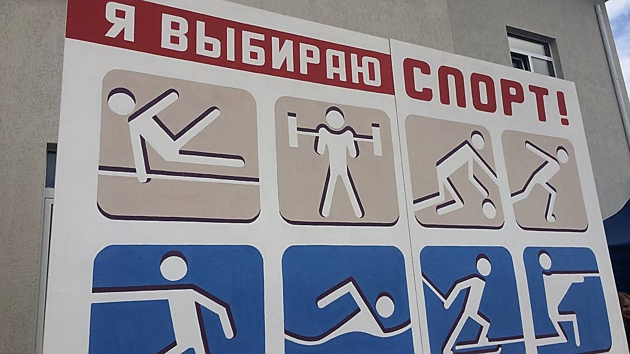В Челябинской области соберут команду ветеранов СВО для участия в Кубке полпреда  В Челябинской области сформируют команду ветеранов СВО для участия в Кубке полномочного представителя Президента России в Уральском федеральном округе. Большие спортивные соревнования, инициированные Артемом Жогой, пройдут в августе этого года.  Идея проведения таких стартов у полпреда родилась во время общения с бойцами, которые возвращаются к мирной жизни. Кроме этого, важность поддержки военных в спорте не раз отмечал президент Владимир Путин.  На первом Кубке полпреда УрФО для ветеранов боевых действий проведут соревнования по пауэрлифтингу, армрестлингу, шахматам, стрельбе, метанию ножа, легкой атлетике, футболу, плаванию и волейболу сидя. Особое место займут "Семейные старты", в них примут участие близкие бойцов.  Соревнования пройдут в Тюмени с 25 по 31 августа. Сейчас фонд "Защитники Отечества" принимает заявки от желающих проявить себя.    Вести Южный Урал   Челябинск