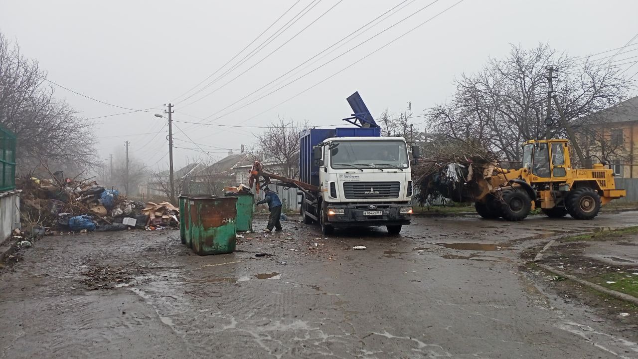 Продолжаются работы по благоустройству городских территорий  Так, жилищники не прекращают работы по уборке придомовой территории.  МУП «Экотранс» сегодня вывозил свалки, которые образовались возле площадок ТКО по ул. Шалабалы. Вчера работы велись по ул. Комсомольской.   Продолжаются работы по установке и ремонту дорожных знаков на территории городского округа.  _____________ Все новости  ВКонтакте и в  Одноклассниках   #Стаханов #новости_Стаханова