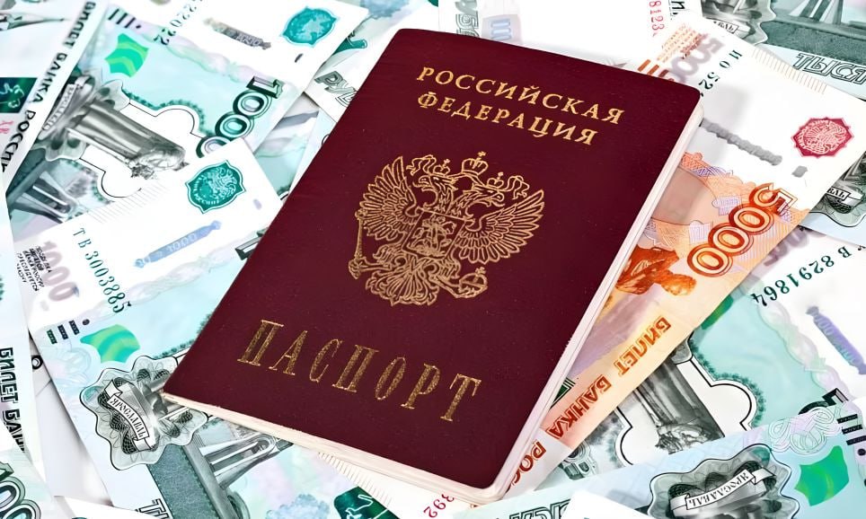 Четверть россиян с кредитами считают свою долговую нагрузку высокой  Но почти столько же считают ее низкой.  Наибольшая часть россиян  46,7%  оценивает свою кредитную нагрузку как среднюю. При этом 25,5% считает свою долговую нагрузку высокой, а еще 23% - низкой.   Средней нагрузкой считается, если на выплату кредитов уходит суммарно 50% зарплаты, уточнили аналитики.   Кредитная карта есть у каждого второго  48,2% , потребительский кредит — у 40%, микрозайм — у каждого пятого  22% . Кроме того, ипотеку выплачивает каждый десятый  10,1% , а автокредит — 3,7% респондентов.