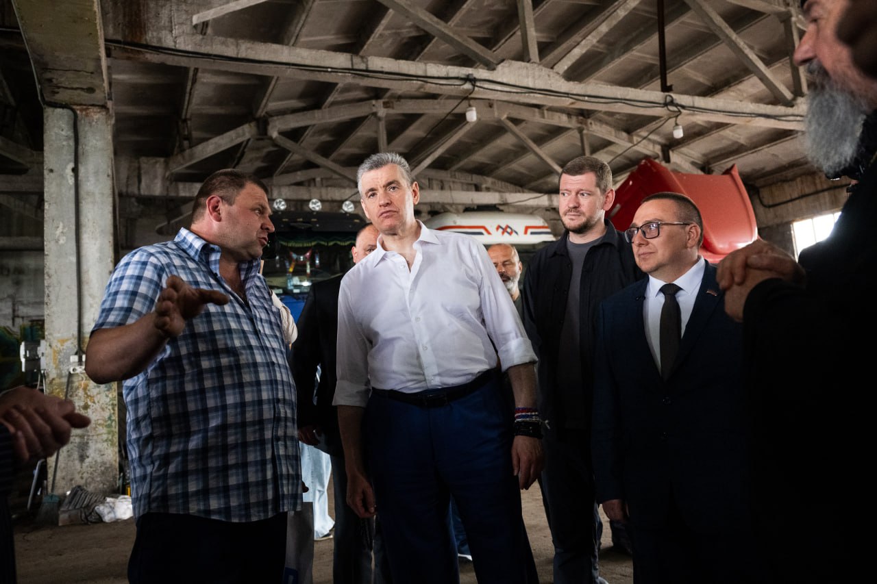 "Мариуполь - символ нашей предстоящей победы!" В ходе визита Леонид Слуцкий встретился с мэром Мариуполя Антоном Кольцовым. Они обсудили необходимые меры федеральной поддержки для развития промышленности региона. Председатель ЛДПР побывал на заводе «Азов Трак», который выпускает аналоги европейских осей Saf, пообщался с руководством и рабочими, выяснил, что необходимо производству для развития. «В этом цехе наши русские Кулибины смогли наладить полный цикл производства, сделать всё самостоятельно, и это вдохновляет всех нас следовать к достижению нашей главной цели – Победе России на всех фронтах, в том числе и индустриальном. Перед ЛДПР стоят задачи не только помощи донбасским семьям в бытовых проблемах и оказания гуманитарной помощи, но в и в решении системных вопросов: форсирования экономического развития, создания условий для работы предпринимателей, формирования комфортной среды для жизни каждого человека», ‒ заявил Леонид Слуцкий. Социальной составляющей поездки стало посещение Центра детского и юношеского творчества. Восстановленный в 2023 году Центр с двумя бассейнами, обсерваторией и творческими студиям стал символом возвращения города к нормальной мирной жизни. ЛДПР взяла шефство над Центром. В планах помощь с закупкой оборудования, организацией мероприятий. Леонид Слуцкий также посетил Свято-Николаевский собор Мариуполя. Там Председатель ЛДПР вручил благодарственные письма военнослужащим и передал от имени всей партии святыню для собора. «Мариуполь стал символом нашей предстоящей победы над злом в последней, будем надеяться, схватке с нацизмом в истории человечества», ‒ отметил Леонид Слуцкий.