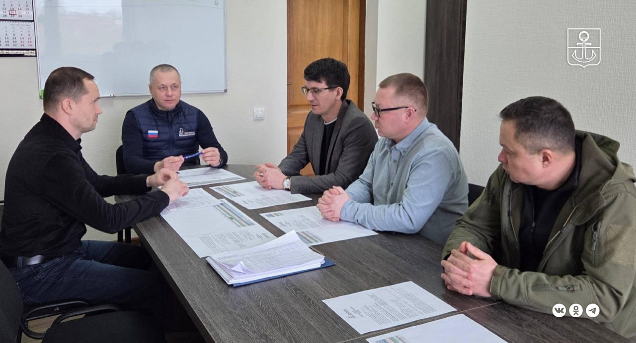 Глава Минстроя Чувашии ознакомился с ходом восстановления мариупольских многоэтажек Чувашская Республика под контролем генподрядчика РКС НР взяла на себя обязательства восстановить в Мариуполе 10 многоквартирных домов поврежденных в ходе боевых действий На семи объектах строители уже завершили работы еще на трех работы планируется завершить в течение этого года Во время своего визита в ДНР глава Минстроя Чувашии ознакомился с проводимыми специалистами ремонтно восстановительными работами и обсудил их ход с представителем мариупольского подразделения ООО РКС НР Дмитрием Щербаченей АГО Мариуполь в MAХ