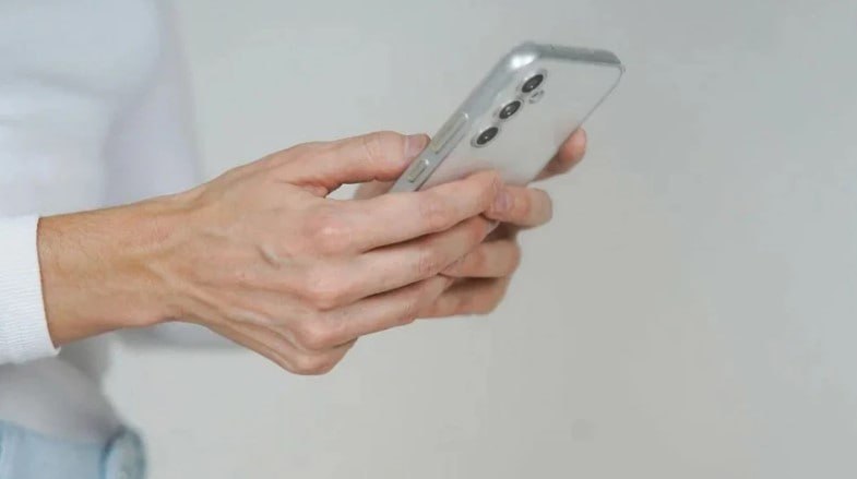 Аферисты начали распространять приложения для отслеживания камер дорожного движения Мошенники распространяют программное обеспечение через анонимные каналы и пиратские сайты После установки якобы бесплатных APK файлов аферисты получают доступ к СМС или банковским счетам В ряде регионов зафиксированы случаи когда граждане скачивали якобы бесплатные сервисы для просмотра расположения дорожных камер после чего с их счетов происходили списания денежных средств подтвердили в МВД  Предупреди родных и близких перешли пост Мы в MAX Мы в TG Прислать новость