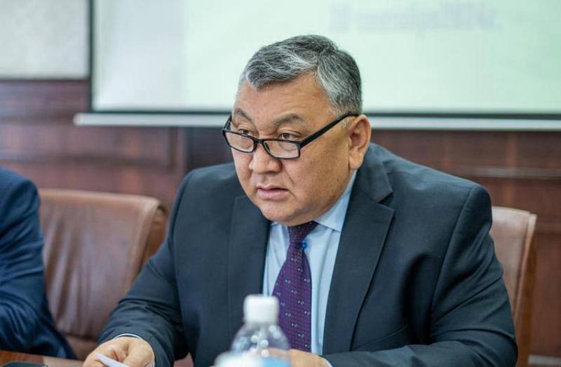 Марат Иманкулов назначен государственным секретарем Садыр Жапаров подписал соответствующий указ, сообщает пресс-служба президента. Отметим, Марат Иманкулов занимал должность секретаря Совета безопасности. На этом посту его сменил Бактыбек Бекболотов, который до назначения работал министром обороны. Еще одним указом президент назначил Руслана Мукамбетова исполняющим обязанности министра обороны. Его кандидатура выносится на согласование в Жогорку Кенеш.