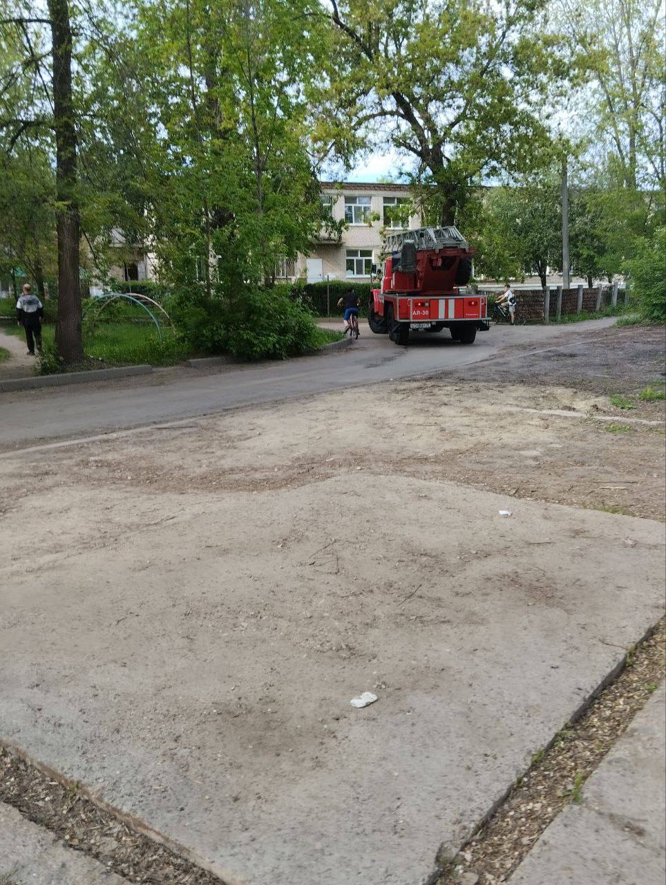 Пожар произошел в одном из многоквартирных домов на улице Рябикова. Задымление заметила местная жительница — она сразу позвонила в МЧС. Когда пожарные приехали, подъезд был уже заполнен дымом. Из квартиры, где начался пожар, они вынесли 44-летнего мужчину с помощью специального оборудования. Ещё одиннадцать человек, среди которых были двое детей, эвакуировали из подъезда. Огонь удалось быстро потушить. Сейчас специалисты устанавливают причину возгорания. Подписаться Прислать новость