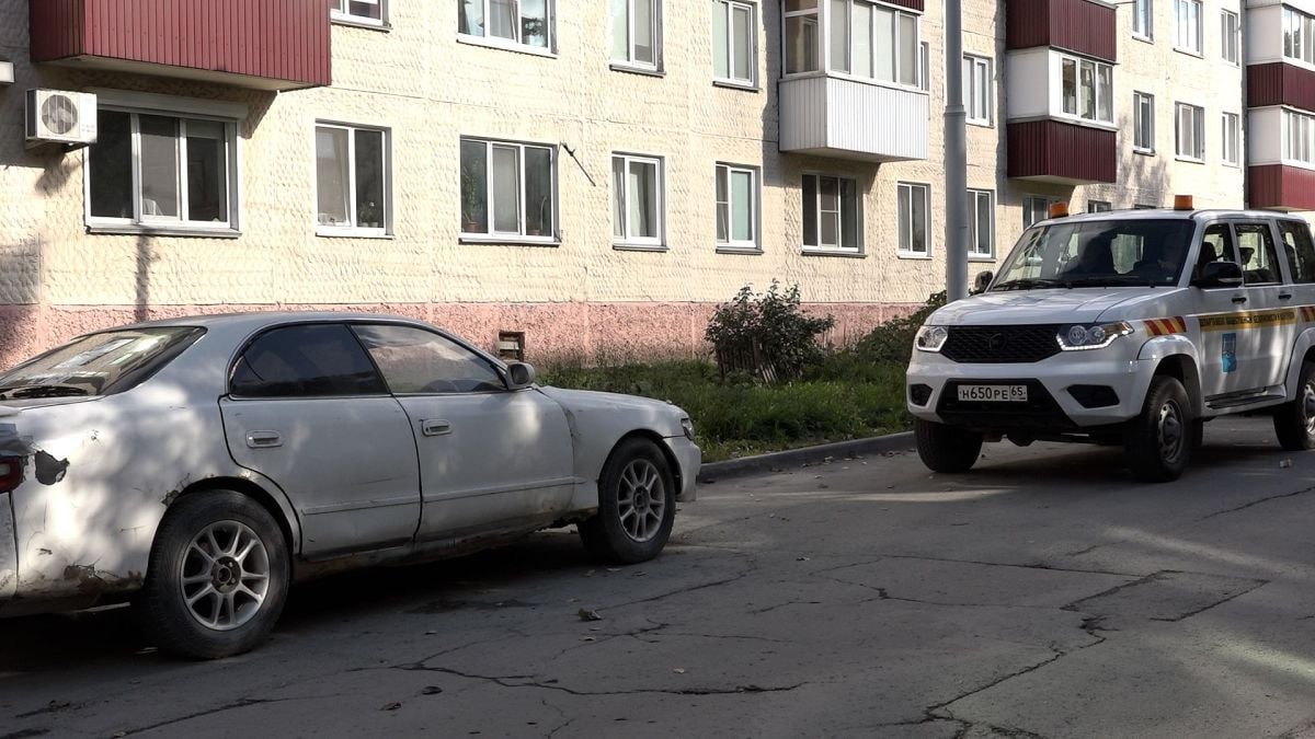Бесхозные авто долой мэрия начала эвакуацию брошенных машин перед зимой Как сообщили в мэрии главная задача обеспечение беспрепятственного проезда снегоуборочной техники во дворах многоквартирных домов Сейчас действует муниципальный контракт на вывоз 42 единиц бесхозного транспорта С начала года на спецстоянку уже переместили 12 автомобилей Перед эвакуацией на машины размещают предупреждающие объявления за три дня до вывоза Южносахалинцы могут сообщить о брошенных авто по телефонам 300 461 доб 7 и 300 480 доб 12 для автомобилей на муниципальной земле либо в дежурную часть ГИБДД по телефону 78 94 97 для установления владельца Весь вывезенный транспорт размещают на спецстоянке в районе комплекса Ласточка Подписаться на нас Telegram I MAX Прислать нам новость Sakhonlinebot
