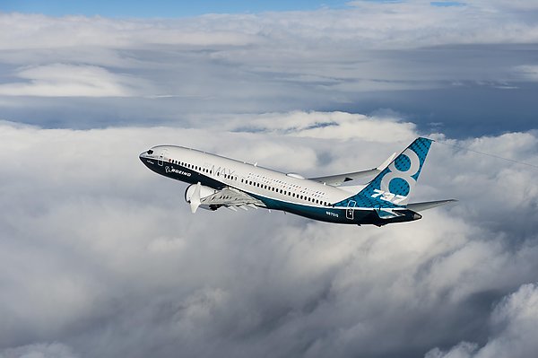Boeing разрабатывает замену лайнерам 737 MAX Boeing планирует выпустить новый узкофюзеляжный самолет на замену 737 MAX Об этом пишет Интерфакс со ссылкой на The Wall Street Journal Ранее в 2025 году глава компании Келли Ортберг обсуждал с представителями Rolls Royce Holdings в Великобритании новый двигатель для этого самолета говорят двое из источников издания В сегменте гражданской авиации он назначил нового руководителя разработки продукции который ранее занимался созданием воздушного судна нового типа Boeing также проектирует кабину экипажа нового узкофюзеляжного самолета отмечает осведомленный источник Разработка этого самолета находится на ранней стадии и планы еще обретают форму говорят некоторые из источников aviaru net n288259
