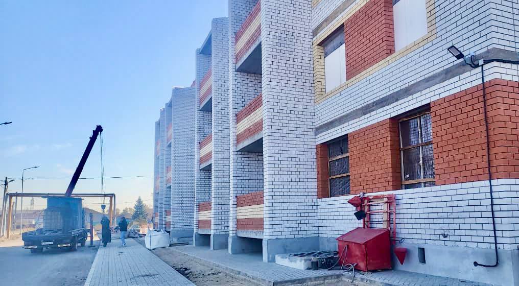 В Екатеринославке продолжается строительство первого в Октябрьском районе арендного дома Дом рассчитан на 27 семей и возводится по программе Доступное арендное жилье при поддержке Минвостокразвития и Дом РФ Трехэтажный дом общей площадью 2300 квадратных метров начали возводить в октябре прошлого года сейчас на объекте ведутся кровельные работы внутренняя отделка помещений благоустройство прилегающей территории В нем будет 15 однокомнатных и 12 двухкомнатных квартир За аренду такого жилья люди будут платить не больше трети рыночной стоимости Это поможет решить кадровые проблемы в различных отраслях экономики и социальной сфере а также привлечь в область квалифицированных специалистов Напомним Амурская область в части строительства арендного жилья взяла на себя самые большие обязательства по сравнению с другими субъектами ДФО Так до середины 2027 года в рамках программы планируется предоставить 2470 квартир на территории городов Благовещенск Белогорск Октябрьского муниципального округа и в селе Чигири Первые квартиры в аренду планируется предоставить уже в начале 2026 года Порядок предоставления арендного жилья отдельным категориям граждан имеющим право на участие в программе утвержден Правительством региона При этом приоритет отдан гражданам Российской Федерации переехавшим на работу в дальневосточные регионы из других субъектов Российской Федерации а также участникам СВО их семьям и молодым специалистам постоянно проживающим на территории субъектов ДФО и не имеющим в собственности жилые помещения в населённом пункте в котором собираются арендовать квартиру АмурскийМинстрой