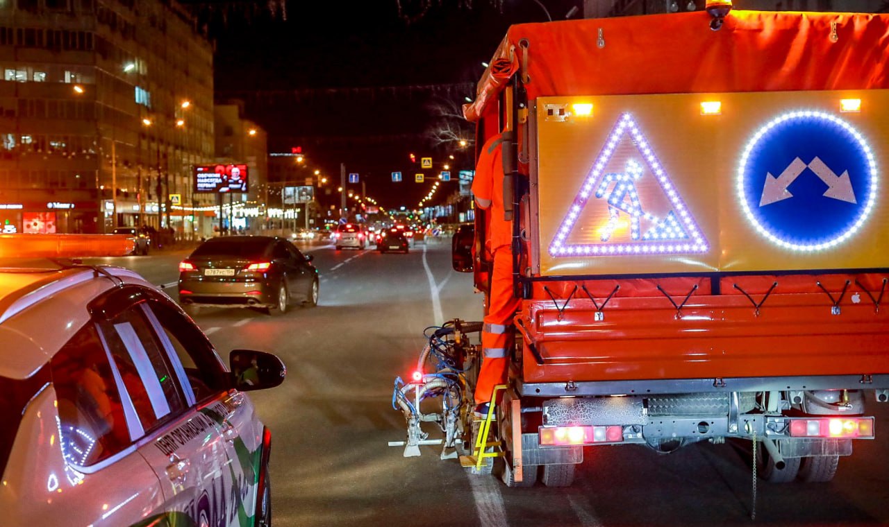 Дорожники в четыре раза ускорили нанесение разметки в Новосибирске По поручению мэра Максима Кудрявцева к юбилею Победы разметят все ключевые магистрали Новосибирска. После праздников работы продолжат на второстепенных дорогах. В апреле 2025 года сотрудники ГЦОДД нанесли на проезжую часть 412 155 погонных метров обозначений. Это на 388% больше, чем за аналогичный период прошлого года, сообщили в пресс-центре мэрии. Темпы удалось увеличить благодаря изменению технологии и тесному взаимодействию с районными ДЭУ. Улицы заранее подготовили: провели уборку и поддерживающий ремонт. Для разметки используют износостойкую краску, увеличивающую срок службы. Повторное обновление запланировано на осень — перед началом зимнего сезона.