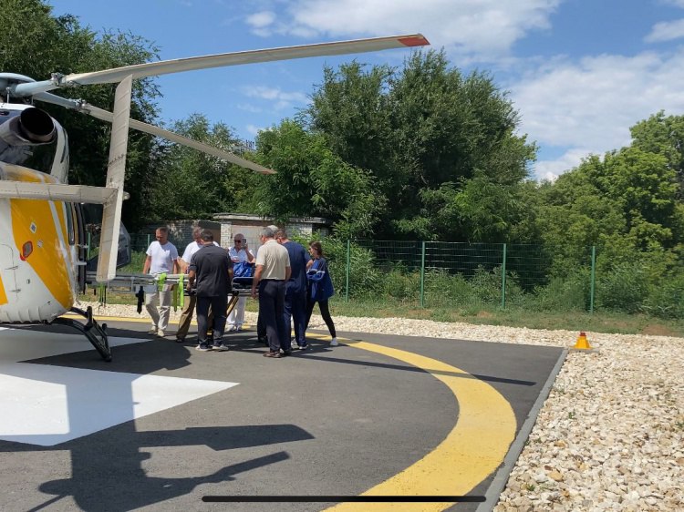 В Волгоградской области экстренная медпомощь потребовалась годовалой девочке В Волгоградской области вертолет санитарной авиации с начала года выполнил 356 вылетов и перевёз 349 пациентов Как рассказали Волжский ру в комитете здравоохранения чаще всего помощь крылатой скорой требовалась в Михайловке 55 рейсов Камышине 43 случая и Урюпинске 35 вылетов Кроме вертолета в структуру отделения экстренной консультативной помощи и медицинской эвакуации больницы 25 входят специализированные врачебные выездные бригады с автомобилями скорой помощи класса B и С С начала года они выполнили свыше 1056 выездов Так недавно экстренная помощь потребовалась годовалой девочке инородное тело попало в правый бронх Малышку оперативно доставили из района в волгоградскую больницу скорой медицинской помощи 7 где ей успешно провели бронхоскопию Подробнее на Волжский ру   www volzsky ru index php wx 16 wx2 81334 ВолжскийРу волжский vlz