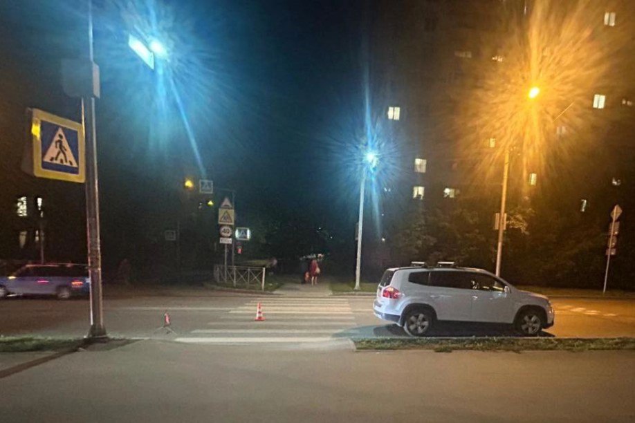 В Новосибирске школьник на самокате попал под машину на пешеходном переходе В Калининском районе Новосибирска 11 летний ребенок пострадал в ДТП которое произошло в зоне нерегулируемого пешеходного перехода По информации Госавтоинспекции НСО вечером 21 августа мальчик на самокате хотел пересечь по зебре улицу Менделеева по которой ехал автомобиль Chevrolet Orlando Около дома 10 машина сбила школьника Пешеходный переход где случилась авария не был оборудован светофором Мальчика увезли в больницу с травмами Правоохранители разбираются в обстоятельствах происшествия