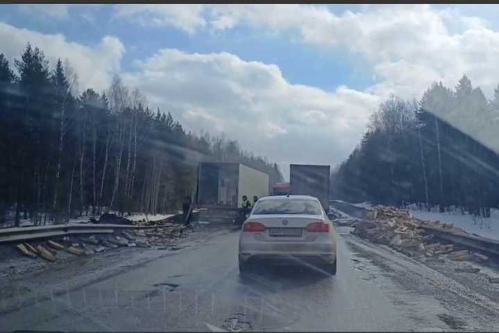 На трассе Пермь-Екатеринбург перевернулся грузовик с дровами  Из-за ДТП на дороге образовалась многокилометровая пробка.  Дрова в итоге оказались разбросанными на обочине.