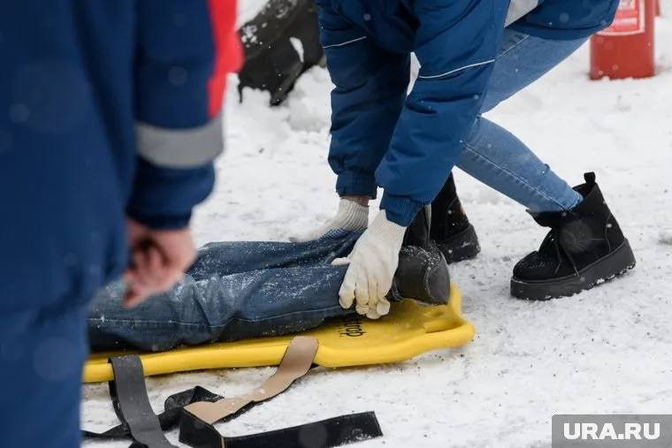 Боец СВО пострадал при пожаре в частном доме в Сургуте  Это произошло 30 декабря. Мужчина сейчас в больнице, а его супруга с тремя детьми — у родственников.  Сейчас семье предложена квартира из маневренного фонда и организована работа по выплате материальной помощи в размере 100 000 рублей, выданы продуктовые наборы и предметы первой необходимости. Ситуация находится на контроле главы Сургута Максима Слепова.  КГБ-НКВД -