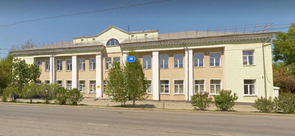 Детская школа искусств 5 Орска затопленная еще в паводок 2024 года переедет в здание Бизнес инкубатора Напомним школа располагалась на улице Строителей Здание серьезно пострадало от большой воды и было признано аварийным Восстановление его оказалось нецелесообразным Дети все это время продолжали заниматься на базе других площадок Но в декабре 2025 года суд обязал переселить школу в свое новое постоянное здание В итоге было решено что Детская школа искусств 5 Орска с нового учебного года будет располагаться здании на улице Радостева 10 Сейчас его занимает Бизнес инкубатор Орский Предприниматели же переедут Им отдадут помещений в ул Медногорской 30 На данный момент идет работа по передаче строения в муниципальную собственность Потом будет определен объем требуемого ремонта В администрации уточнили Плановый период переезда сентябрь 2026 года До момента переезда все обязательства перед предпринимателями резидентами Бизнес инкубатора будут выполнены в полном объеме Урал56 Ру в МАХ