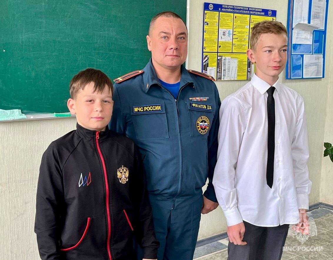 Под Саратовом школьники не дали распространиться огню на дома В районе поселка Дзержинского, вдоль реки Балаковки, загорелся камыш. Пожар увидели пятеро мальчишек по 11 и 12 лет. Они сразу же кинулись к месту и подручными средствами сбивали огонь, чтобы он не добрался до жилых домов. «Прибыв к месту вызова, мы увидели ребят. Они не снимали на телефон, а тушили пожар мокрыми футболками и пакетами с водой», - рассказал начальник пожарно-спасательного отряда №1 МЧС России Эдуард Базаров. Через несколько дней смелых ребят пригласили в пожарную часть. Сотрудники МЧС России вручили им благодарственные письма за отчаянный поступок. Все произошло 19 апреля
