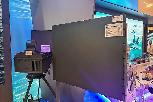 Ростех удвоил выпуск систем контроля воздушного пространства в текущем году Ростех удвоил выпуск систем контроля воздушного пространства в текущем году Об этом сообщает AVIA RU со ссылкой на данные Ростеха Как напоминают в госкорпорации эти системы производит холдинг Высокоточные комплексы входит в Ростех Они предназначены для обнаружения крылатых ракет дронов и других целей движущиеся на малых высотах Система состоит из радиолокационной станции и автоматизированного рабочего места Она может одновременно отслеживать до 20 летательных аппаратов Универсальность конструкции позволяет устанавливать систему на транспортных средствах вышках и крышах зданий aviaru net n289863