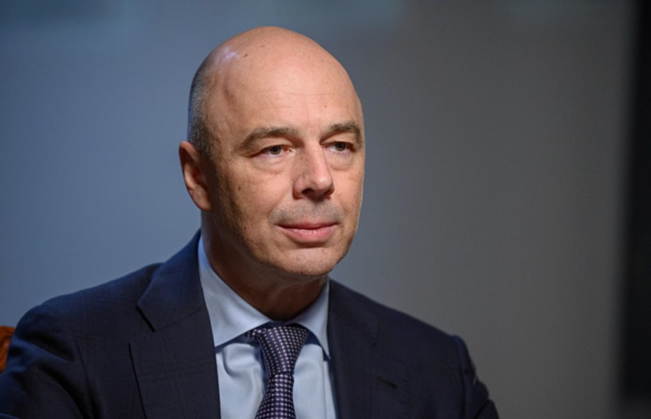 Минфин РФ рассматривал повышение ставки налога на прибыль для банков но принял решение не делать этого кредитным организациям нужен капитал в условиях высоких рисков а бюджет получит свое дивидендами заявил в Госдуме министр финансов Антон Силуанов