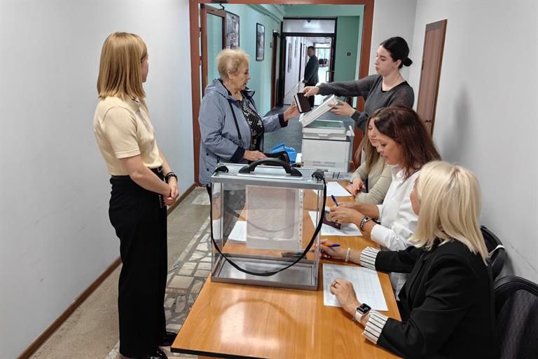На очное собрание публичных слушаний по электросамокатам в Красноярске пришли 12 жителей города.  От них поступило три письменных и семь устных предложений.