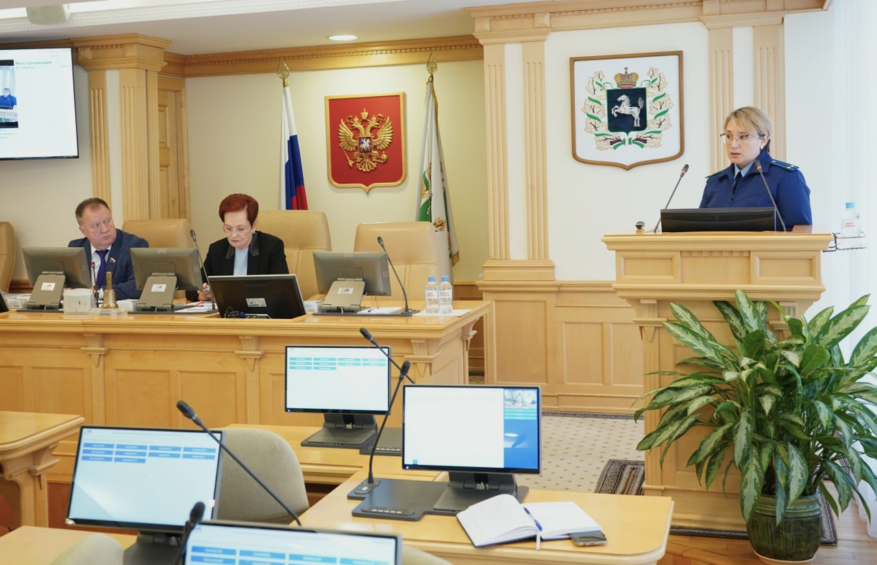 В думе рассмотрят поправки в закон для защиты жилищных прав детей сирот На заседании комитета Законодательной думы по труду и социальной политике депутаты одобрили поправки в региональный закон о единовременной выплате на приобретение жилья для детей сирот и детей оставшихся без попечения родителей Поправки инициированные прокуратурой Томской области и доработанные с учетом рекомендаций после первого чтения касаются ситуаций когда сделка купли продажи жилья приобретенного с использованием целевой выплаты может быть признана недействительной С начала текущего года в Томской области действует новая мера поддержки единовременная выплата на приобретение жилья для детей сирот Однако действующие нормы закона не предусматривают защиты в случаях когда сделка купли продажи жилого помещения приобретенного с использованием данной выплаты может быть признана недействительной В таких ситуациях получатель выплаты окажется в уязвимом положении без жилья и исключенным из списка лиц подлежащих обеспечению жильем В соответствии с предлагаемыми изменениями при признании сделки недействительной дети сироты будут восстанавливаться в списке нуждающихся в жилье При этом полученные денежные средства подлежат возврату в бюджет Такой подход аналогичен федеральному законодательству и практике других регионов Комитет единогласно поддержал поправки и рекомендовал включить вопрос в повестку 47 го собрания думы Сайт Тг Вк Ок