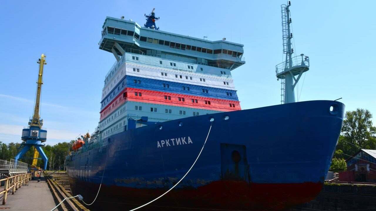 ОСК приступила к плановому техобслуживанию ледокола «Арктика» проекта 22220 Головной атомный ледокол «Арктика» проекта 22220 заведен в крупнейший исторический сухой док в России им. П.И. Велещинского Кронштадтского морского завода ОСК для проведения планового технического обслуживания и освидетельствования Российским морским регистром судоходства. В ходе докования судно пройдет комплексное обследование, включая диагностику подводной части корпуса, проверку рулевого устройства и валопроводов. Будет восстановлено антикоррозионное покрытие. К работе приступили специалисты предприятий ОСК Балтийского завода и Кронштадтского морского завода. Очередное освидетельствование проводится в соответствии с требованиями Правил Российского морского регистра судоходства для подтверждения действия класса судна. Процедура является обязательной и выполняется каждые 5 лет, что гарантирует безопасность и техническую надежность эксплуатации ледокола в условиях Арктического региона. Подписаться на «Медиапалубу»