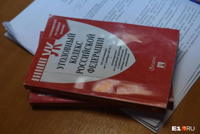 Генеральному директору Денису Немыкину и владельцу кузбасской шахты «Инской» Юрию Байченко продлили домашний арест. Они обвиняются в злоупотреблении полномочиями и невыплате заработной платы работникам предприятия. «С октября 2023-го по октябрь 2024 года обвиняемые поставляли уголь контрагентам по заниженным ценам, что нанесло шахте „Инская“ ущерб в размере более 54 миллионов рублей. Это привело к невозможности платить сотрудникам и кредиторам», — сообщает пресс-служба судов Кузбасса. ⏺По решению суда Немыкин и Байченко останутся под домашним арестом до 21 сентября 2025 года. Ранее, до апреля этого года, они содержались под стражей, но затем меру пресечения изменили. Подписаться Прислать новость